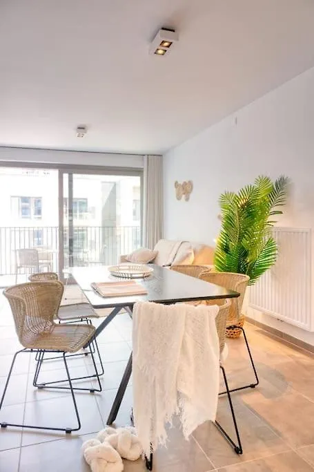 5-Guest Retreat Steps From Ostend Beach