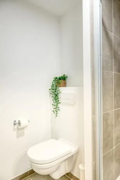 5-Guest Retreat Steps From Ostend Beach Apartmán